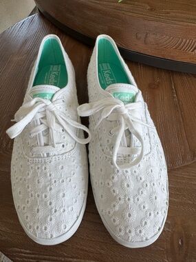 Keds Women's White Floral Eyelet Lace-Up Sneakers with Mint Insole NWOT sz10